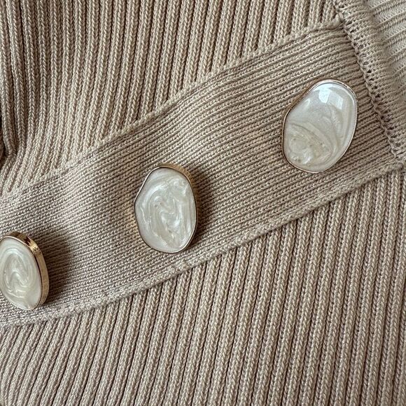 Alice Blue ribbed short sleeve top with cream and gold button accents - Picture 3 of 9